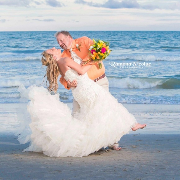 Wedding dress - Picture 2 of 3